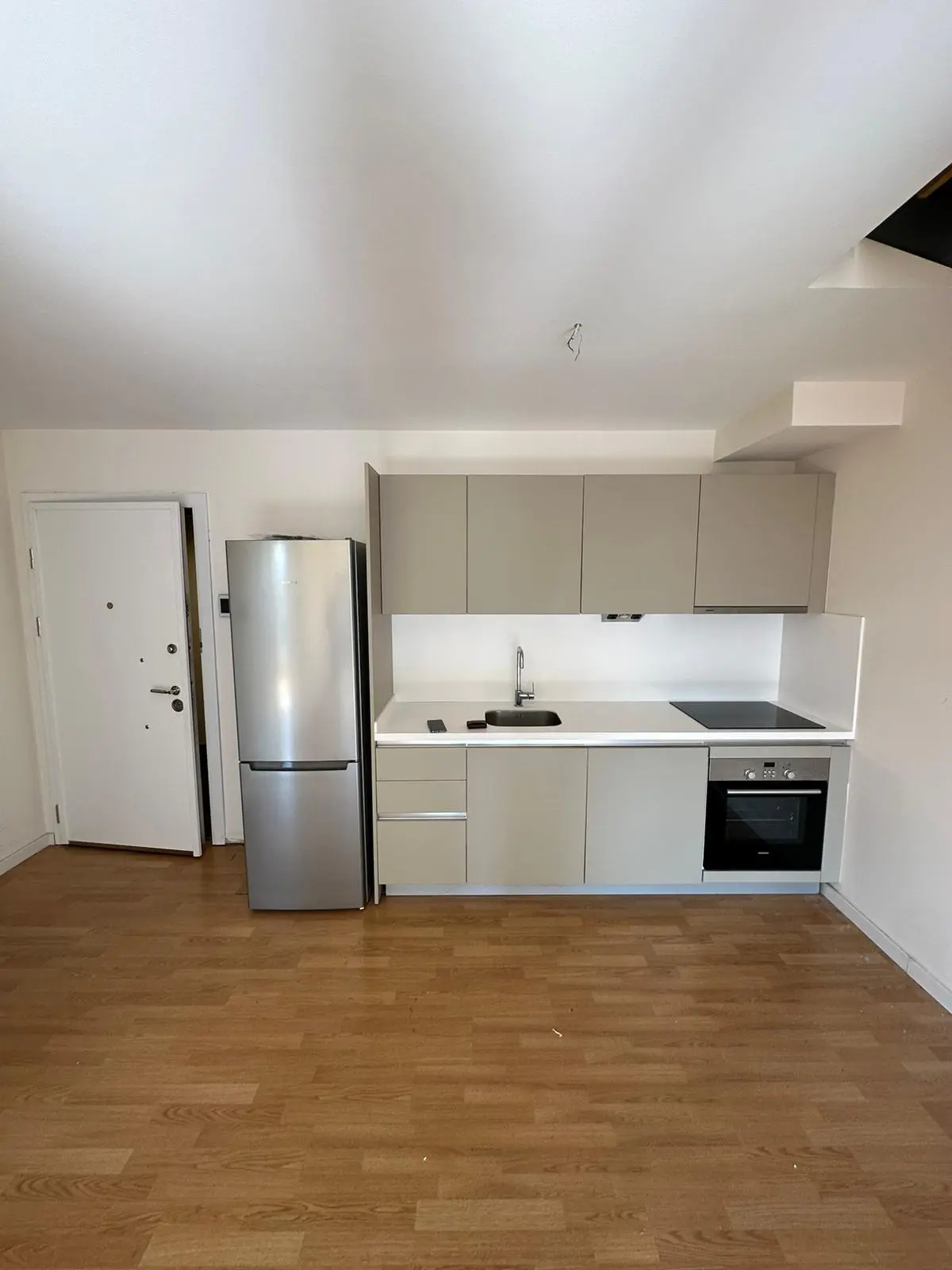 Modern kitchen design with high-end appliances and sleek cabinetry in a Şişli apartment, Istanbul.