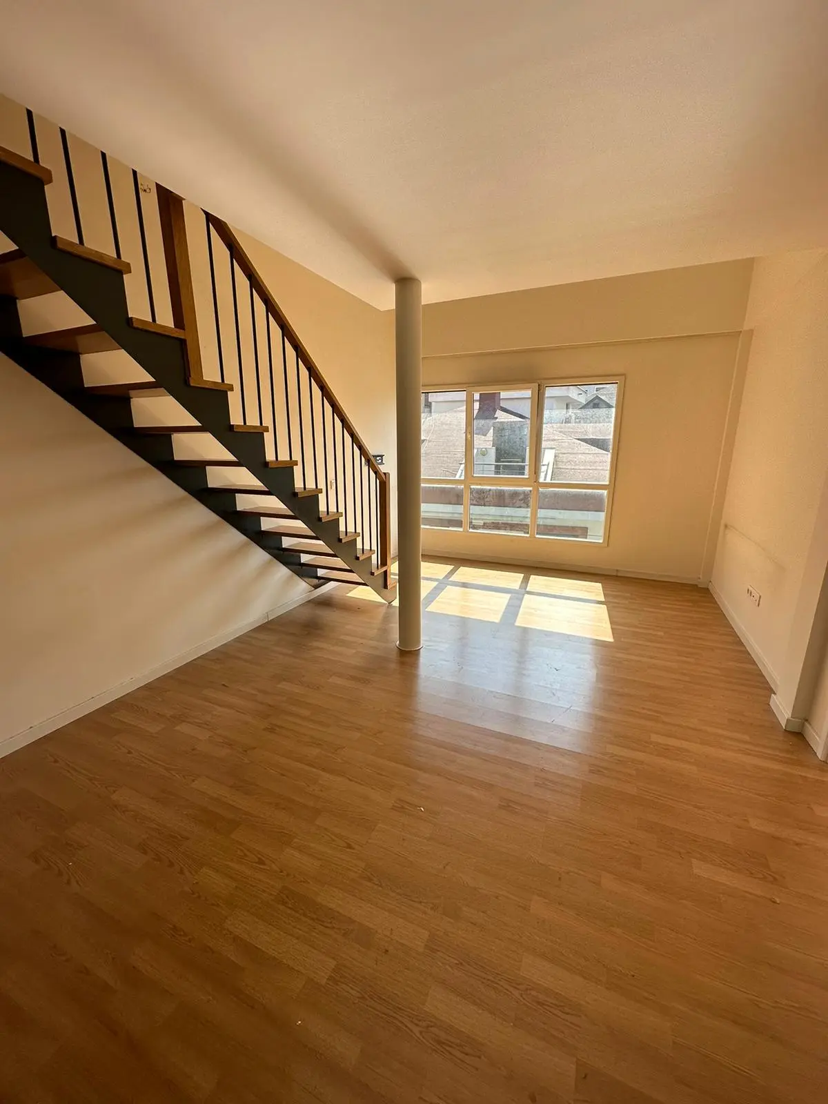 Spacious and bright modern living room with contemporary interior design in a Şişli residential house, Istanbul.
