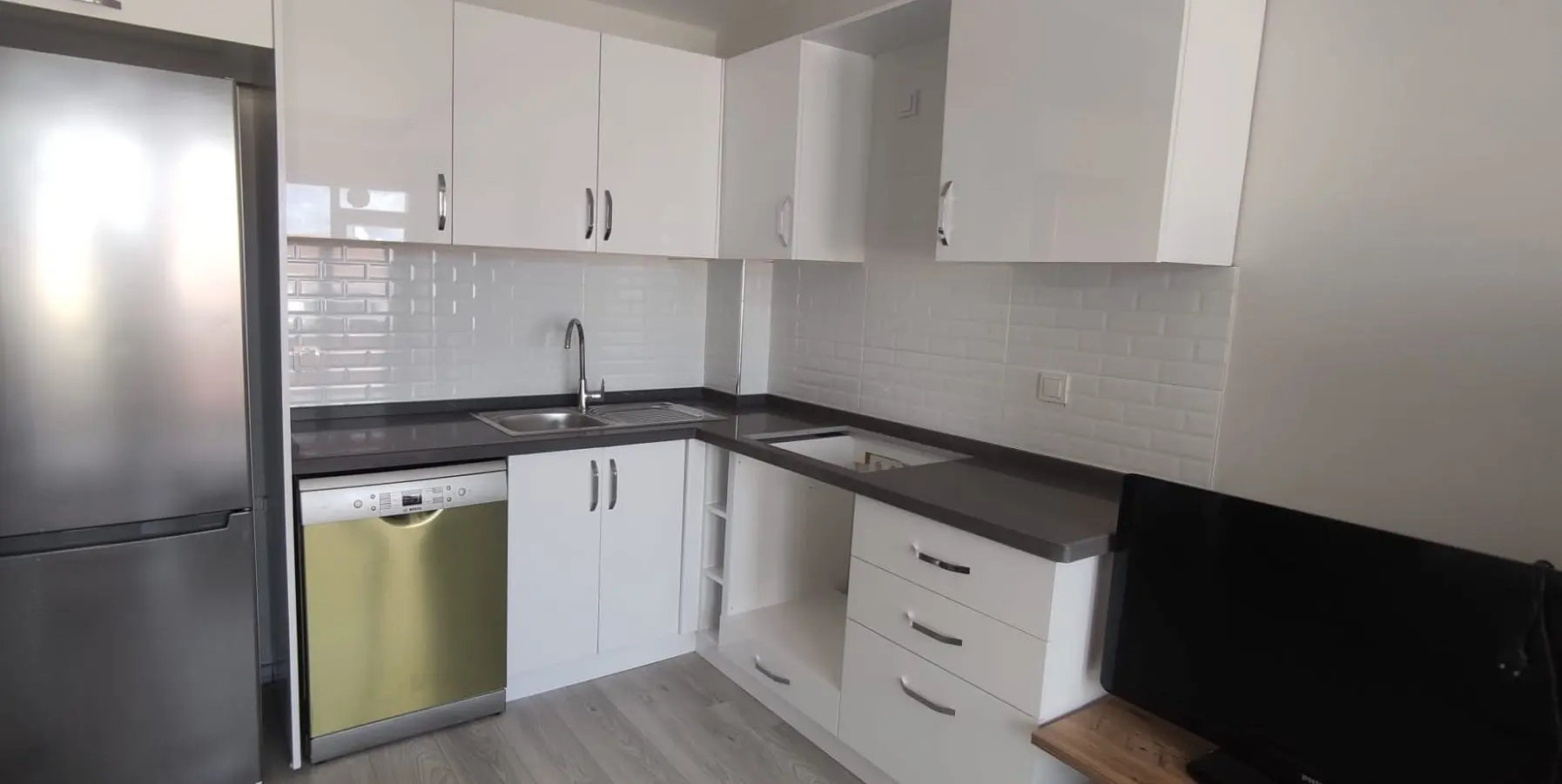 Sleek and modern kitchen design with contemporary cabinetry and high-quality finishes in a Kurtuluş apartment, Istanbul.